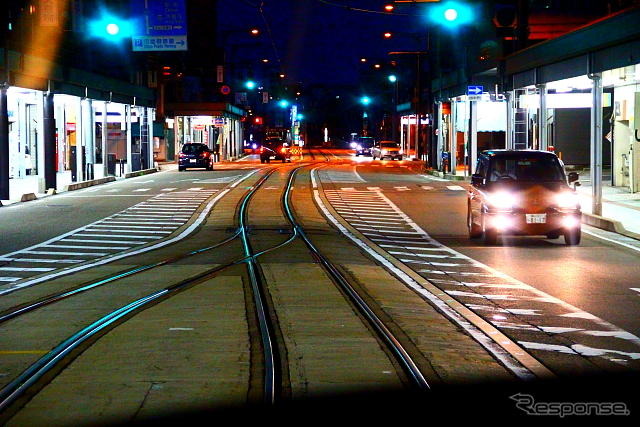 国道156号をゆく万葉線電車