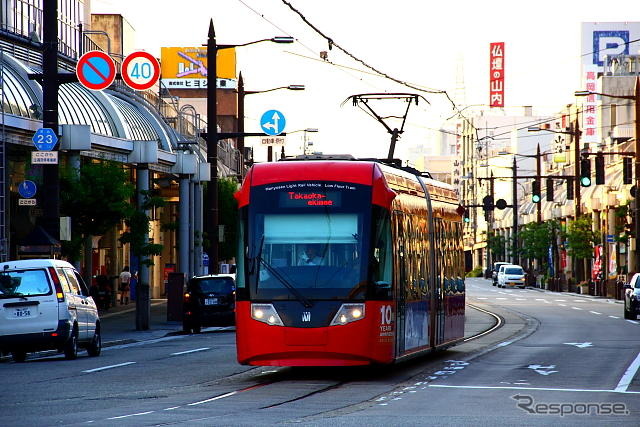 万葉線の超低床電車MLRV1000形（アイトラム）