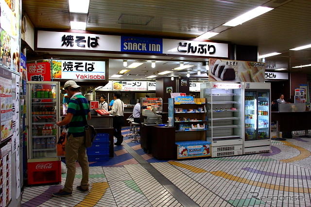 西武池袋線改札内にあるSNACK INN