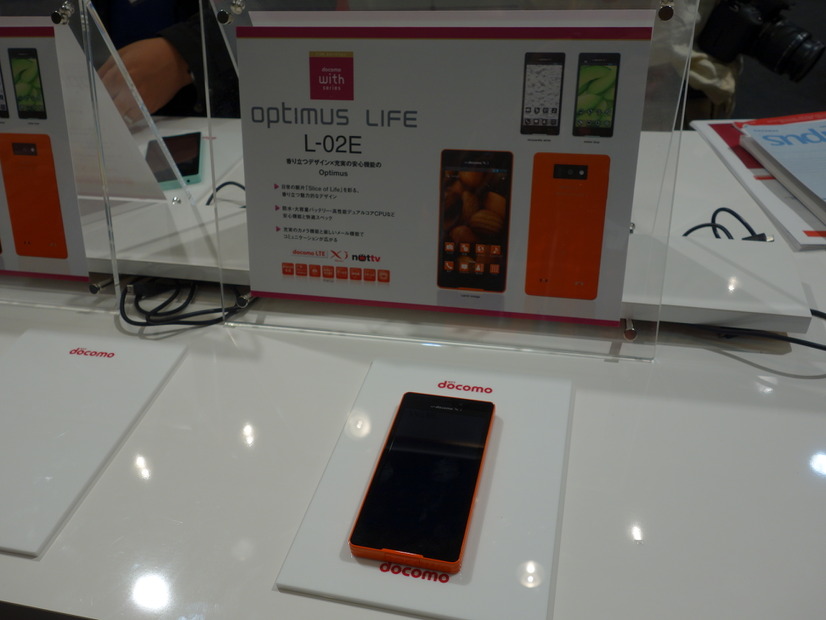 「docomo with series Optimus LIFE L-02E」