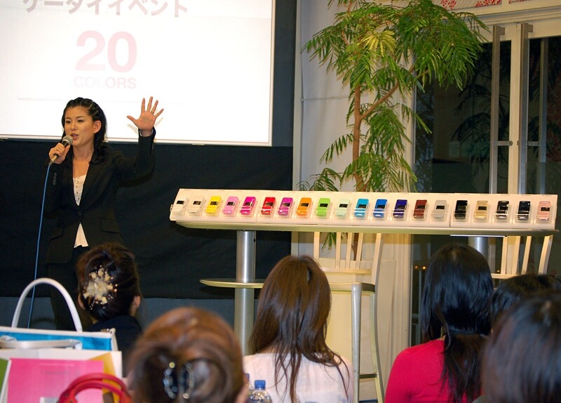 　23日夜、「PANTONE ケータイイベント 20 CORORS」と題した女性ブロガー限定イベントが原宿のCafe SUTUDIOにて行われた。