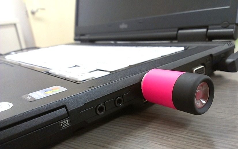 PCに接続して充電している様子