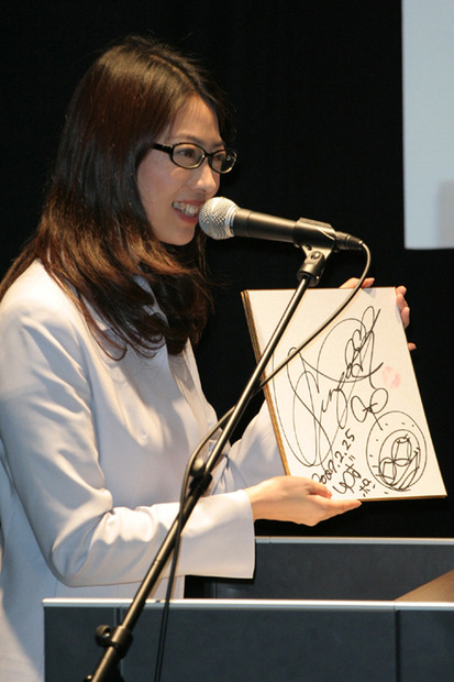 4枚が用意された愛川さんのサイン入り色紙。よく見ると右側にキスマークが入っているのがわかる