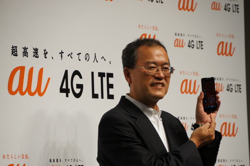 「HTC J Butterfly」を持つ田中社長