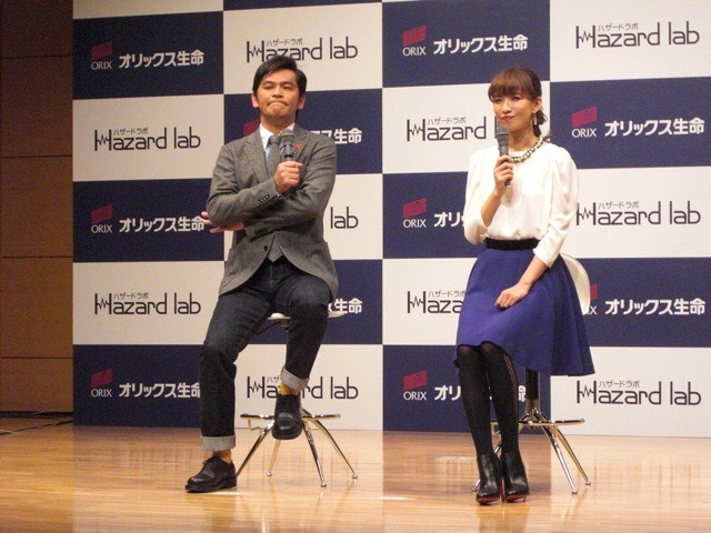 岡田圭右（向かって左）、優木まおみ