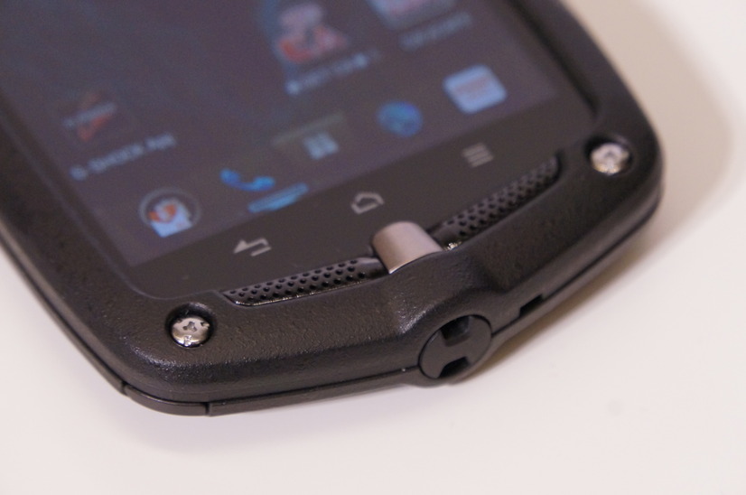 【au 2012冬モデル】5センサー搭載、オリジナルクラウドサービス対応のタフネススマホ「G'zOne TYPE-L」
