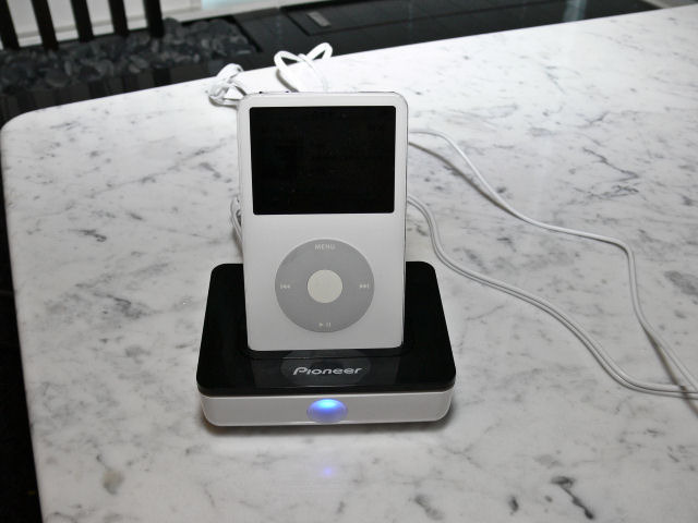 iPod用コントロールドック。付属のリモコンを使うと、ネットワークスピーカーからiPodを操作できる