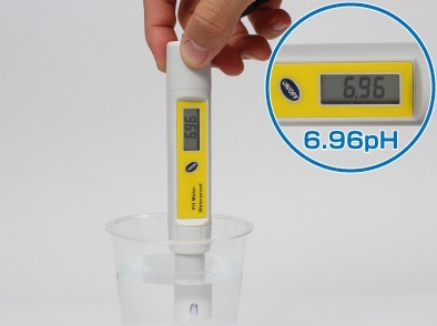 コップの水をpH計測するイメージ