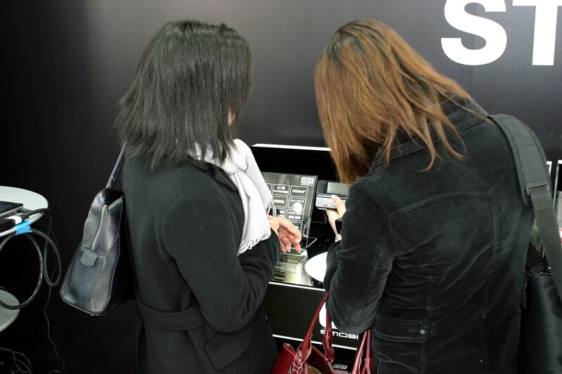 　1日、有楽町ビックカメラ本館にて、イー・モバイルが3月31日のサービス開始に先立ち「先行申込イベント」を開催。13年ぶりに新規参入した携帯電話会社、イー・モバイル代表取締役社長の種野晴夫氏があいさつをした。