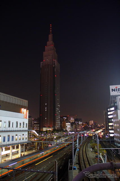 写真右手にJR南新宿ビル