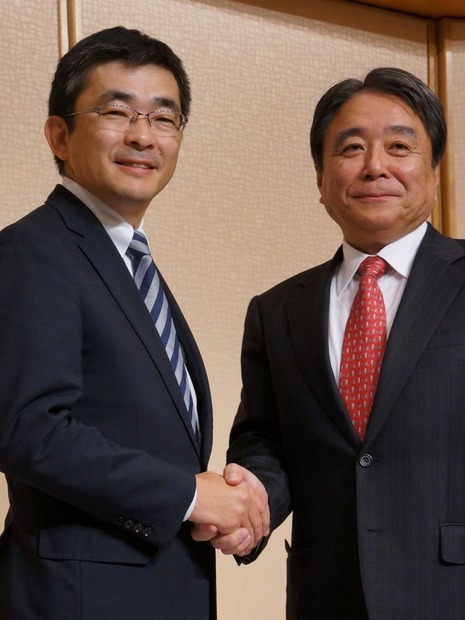 写真左から：KDDIの高橋誠代表取締役執行役員専務、住友商事の大澤善雄代表取締役専務執行役員