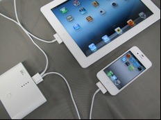 iPhoneとiPadを2台同時に充電するイメージ（iPhone/iPadは別売）