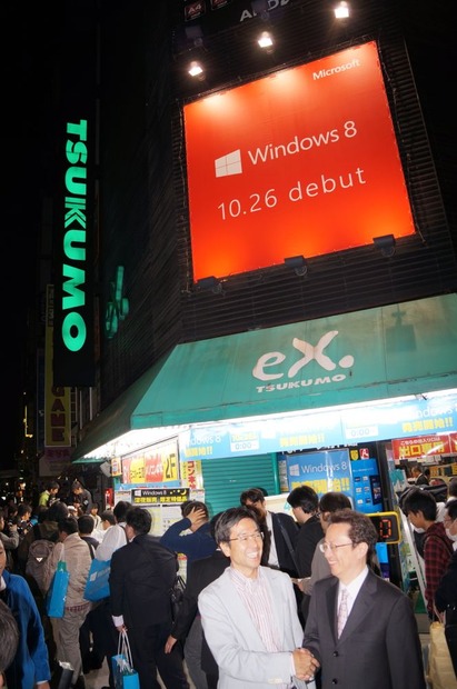 Windows 8深夜販売に行列！秋葉原はお祭り騒ぎ