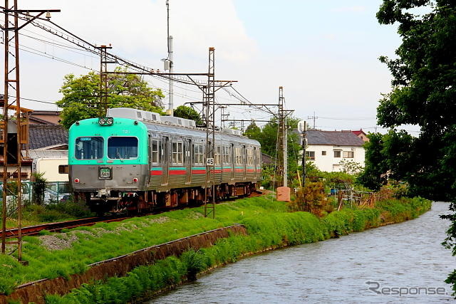 中央前橋駅付近を走る上毛電鉄700型