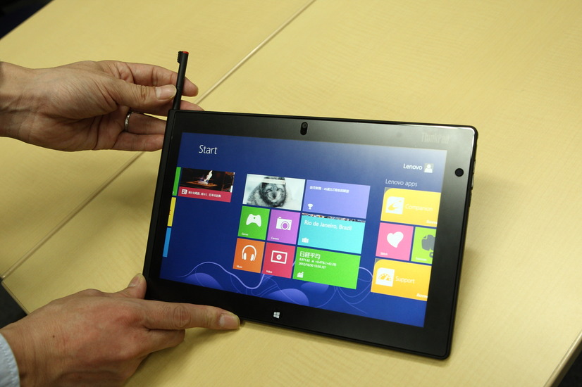 企業用向け10.1型タブレット端末「ThinkPad Tablet2」。専用タブレットペンが付属するモデルとそうでないモデルが選べる