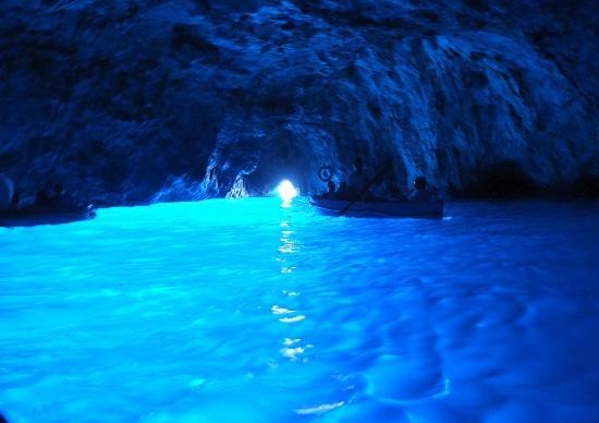 イタリア・ナポリの「Blue Grotto（青の洞窟）」