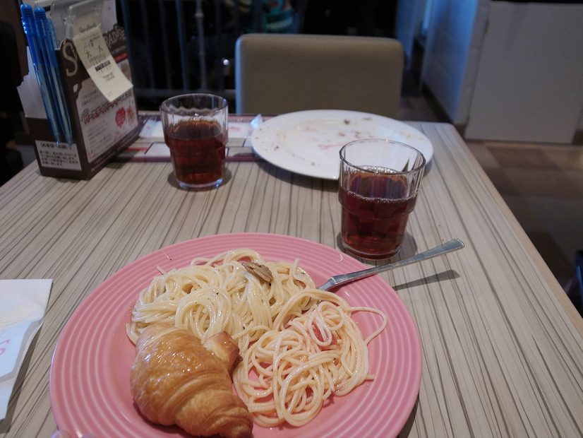 対面にもお皿と飲み物を並べ2人で来た風を装った。