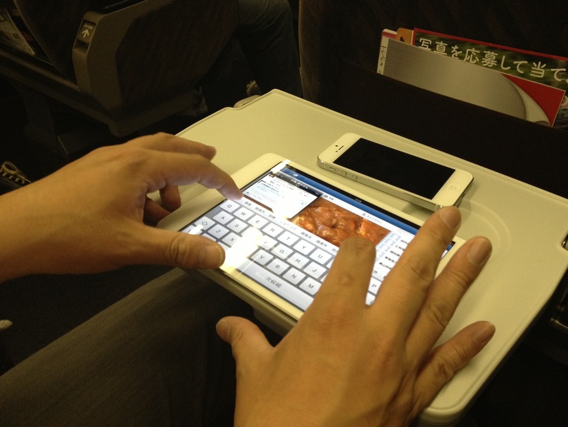 ヨコ画面にしてフルキーボードを使ってみるが、キーが小さくて快適とはいえない文字入力（笑）