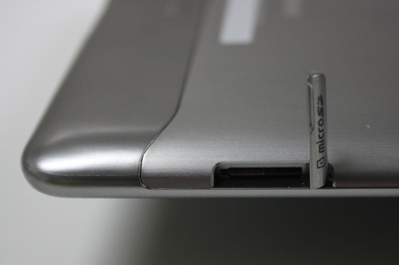 左側面にはMicroSDカードスロットとSIMカードスロットを搭載