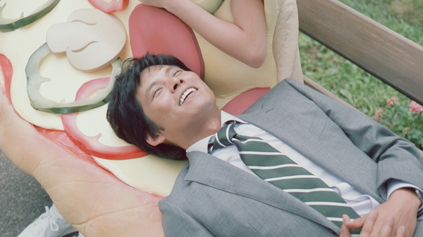 「ペプシ スペシャル」新CM「選べない男」篇で優柔不断な男性役を演じる織田裕二（その2）