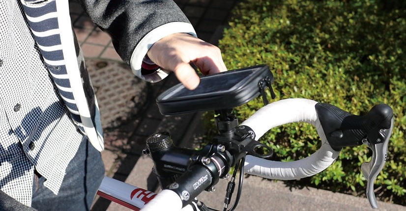 自転車に搭載したスマートフォンのタッチ操作が可能なイメージ（スマートフォンは別売）