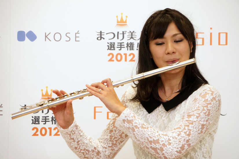 ファイナリストの齋藤彩乃さん。フルートを披露