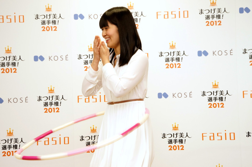 ファイナリストの松岡麿弥さん。会場ではフラフープをしながらメイクに挑戦した
