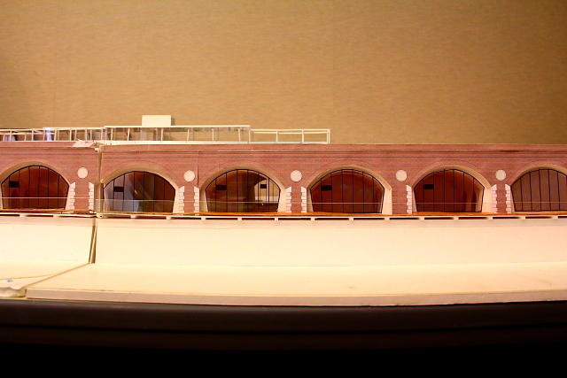 今回の公開では左から3番目のアーチから内部に入り、右側（御茶ノ水駅方）の工事風景を見ることができた