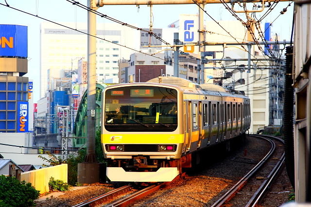 御茶ノ水を出た千葉ゆき総武線E231系。その右手に旧万世橋駅