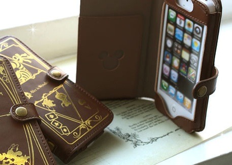 「Disney Old Book Case for iPhone5」の利用イメージ（iPhone 5は別売）