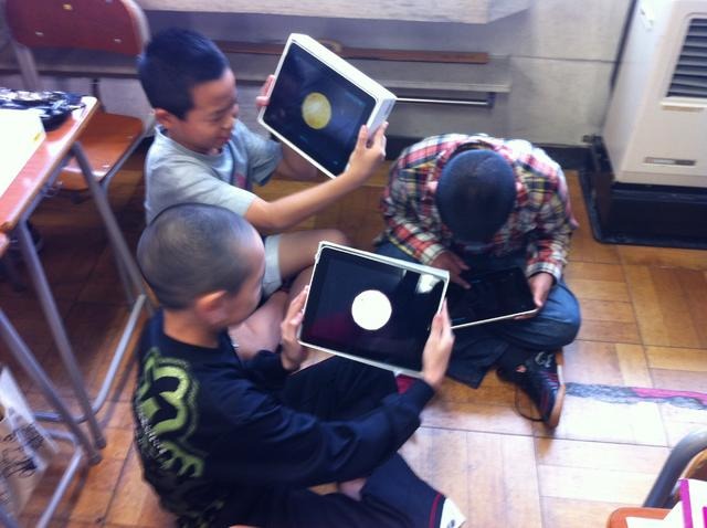 写真3　休み時間にiPadを活用して楽しむ子どもたち