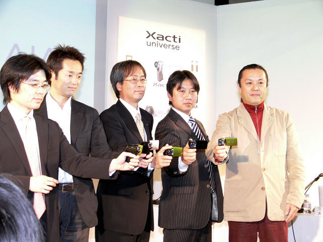 発表会場には「Xacti 2.0 PROJECT」協賛各社の代表が集結した。向かって左端は、シックス・アパート代表取締役の関氏