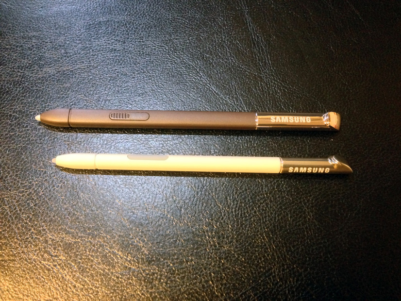 付属のSペンの比較。Note IIのSペンは約8mm長くなり、形状も握りやすさを考え平べったいものとなった（上）。