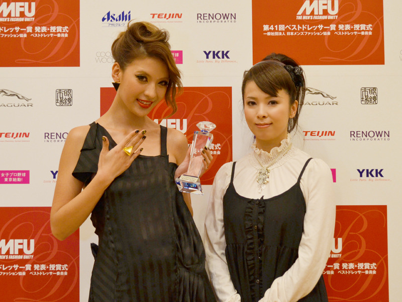 孫きょう（モデル、向かって左）と野尻早苗（ネイリスト）