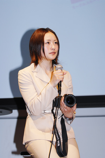 上村選手は、愛用のデジタル一眼レフカメラ「EOS Kiss Digital X」を持って登場