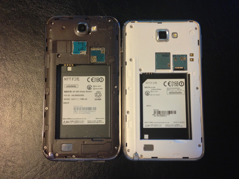 Note II（左）と初代Note（右）。のように端末内側を見ると、Note 2はマイナーチェンジではなく、新たに設計されたモデルであることが分かる。