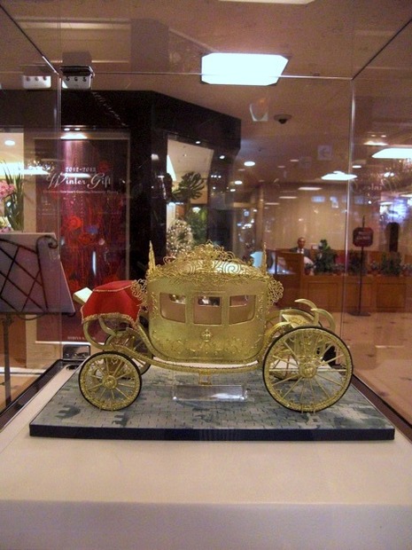 「GOLDEN COACH」。作者：石口千鶴さん。帝国ホテル「スイーツアート展2012」