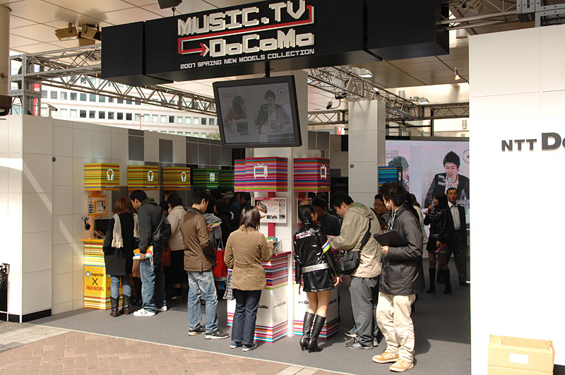 NTTドコモの春モデル体験イベント「music.tv:DoCoMo」をJR横浜駅西口イベントスペースで開催