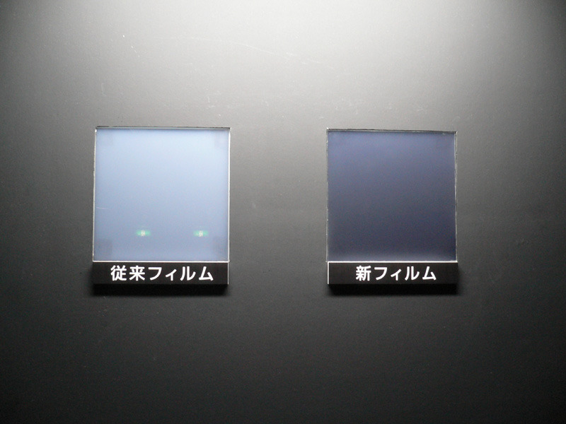 従来のフィルム（左）とファインブラックフィルター（右）の比較。上方向からの光の反射を抑えつつ、コントラストをアップするという