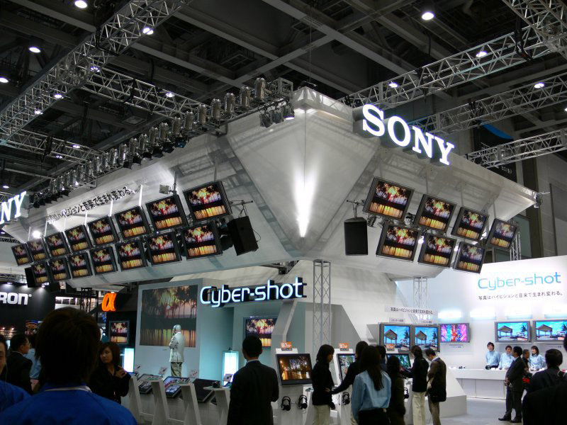 　ソニーのブースでは、デジタル一眼レフ「α」シリーズ、デジタルコンパクト機「CyberShot」シリーズ等の既存モデルの展示に加え、米国ラスベガスで開催された「PMA 2007」にも参考出品された、デジタル一眼レフαシリーズの上位2機種が参考出品され注目を浴びている。