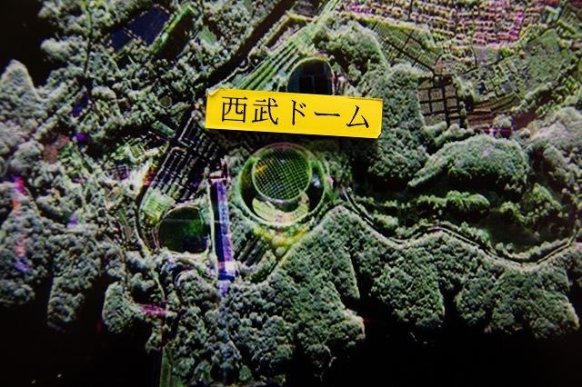 電波なので雲や布は透過する。西武ドームの屋根部は電波が透過する材質のため、屋根は映らず、その下のグラウンドが映る。