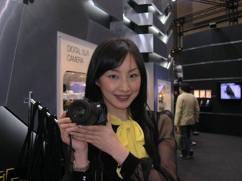 　広さおよそ40コマのニコンブースは、発売直前のデジタル一眼レフ「D40x」とコンパクトデジカメ「COOLPIX」シリーズの新モデルを大きな柱として展開していた。