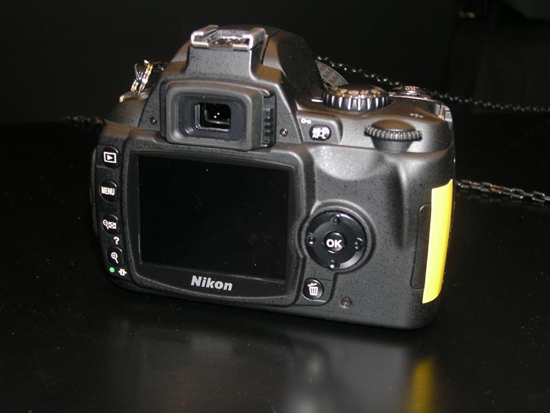 　広さおよそ40コマのニコンブースは、発売直前のデジタル一眼レフ「D40x」とコンパクトデジカメ「COOLPIX」シリーズの新モデルを大きな柱として展開していた。