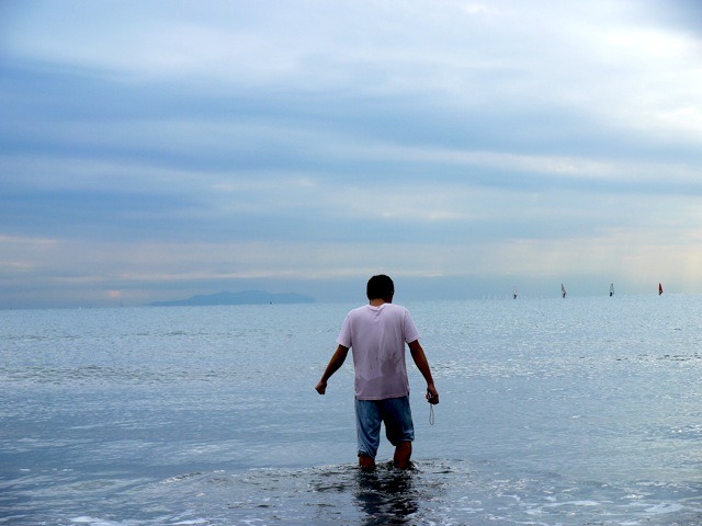 覚悟を決めて冬の海に向かう！