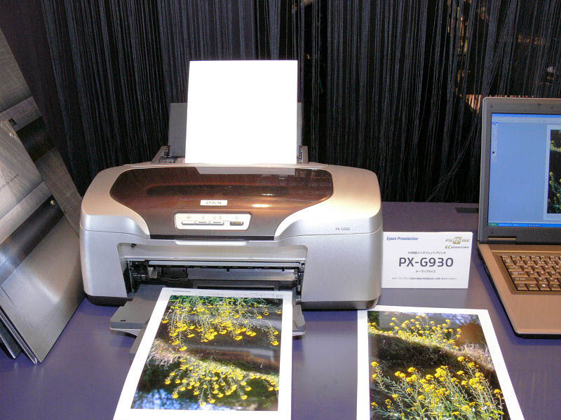 　エプソンブースでは、同社のカラープリンタPXシリーズやストレージビューア「P-5000」などが展示されている。