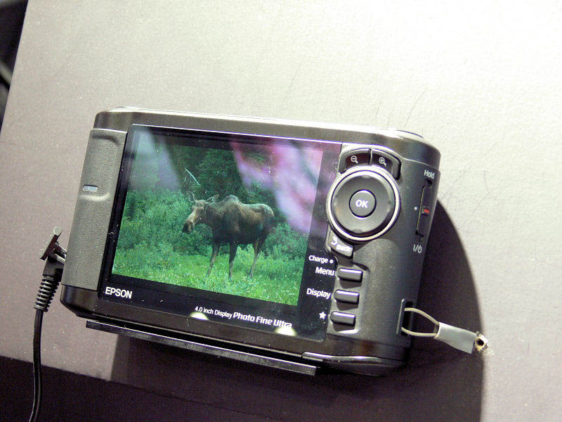 　エプソンブースでは、同社のカラープリンタPXシリーズやストレージビューア「P-5000」などが展示されている。