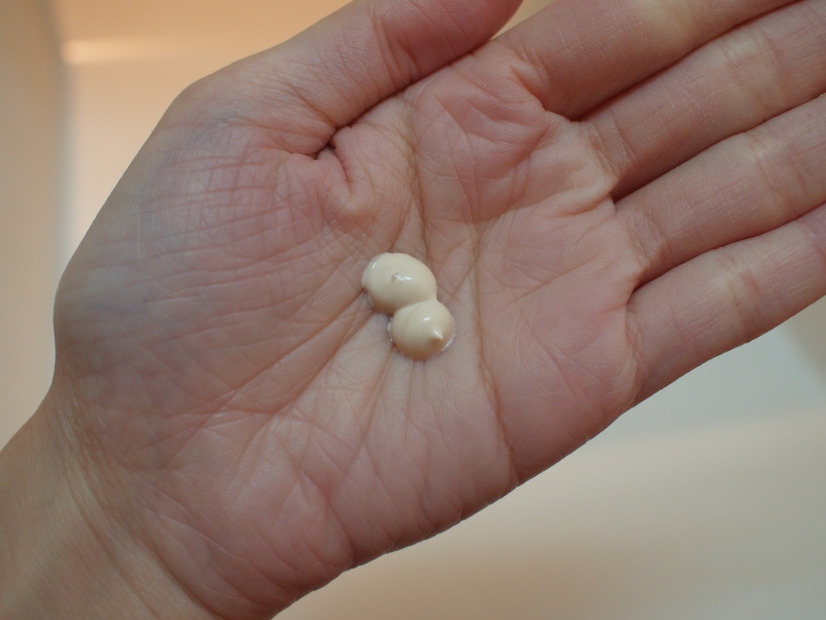 手に取ったときはクリームのよう。でも顔ですーっとのびます。