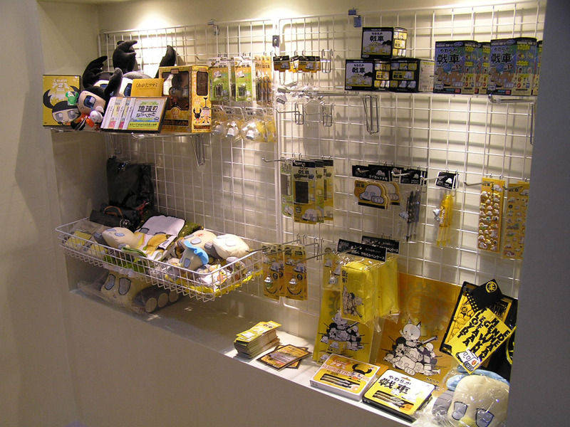ラレコ作品のグッズの数々。左下のヌイグルミの隠れている感じが退却ぶりを感じさせる