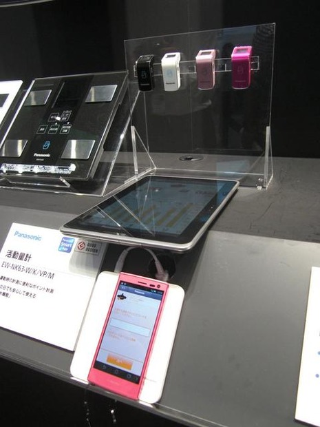 活動量計デイカロリ EW-NK63。タブレットは展示会でのデモンストレーション用