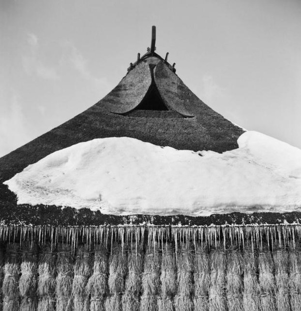 二川幸夫「山形県蔵王村、民家の妻破風」1950年代